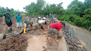Satgas TMMD ke-124 Kodim 1410 Bantaeng Bersama Masyarakat Tetap Kompak Bekerja Meski Diguyur Hujan