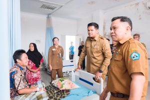 Sidak Rumah Sakit, Bupati Bantaeng Uji Nurdin Tanyakan Pelayanan ke Warga