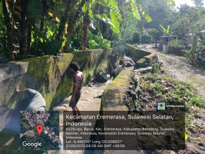 Babinsa Desa Barua Laksanakan Karya Bakti Pembersihan Sungai Dusun Jannaiya