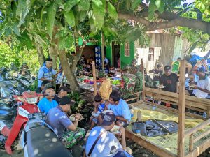 Kebersamaan dan Kekompakan Satgas TMMD Ke 124 Kodim 1410/Bantaeng dalam Momen Makan Siang Bersama Warga Desa Barua