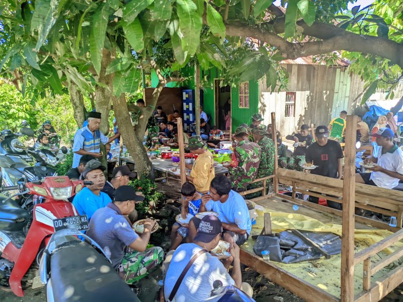 Kebersamaan dan Kekompakan Satgas TMMD Ke 124 Kodim 1410/Bantaeng dalam Momen Makan Siang Bersama Warga Desa Barua