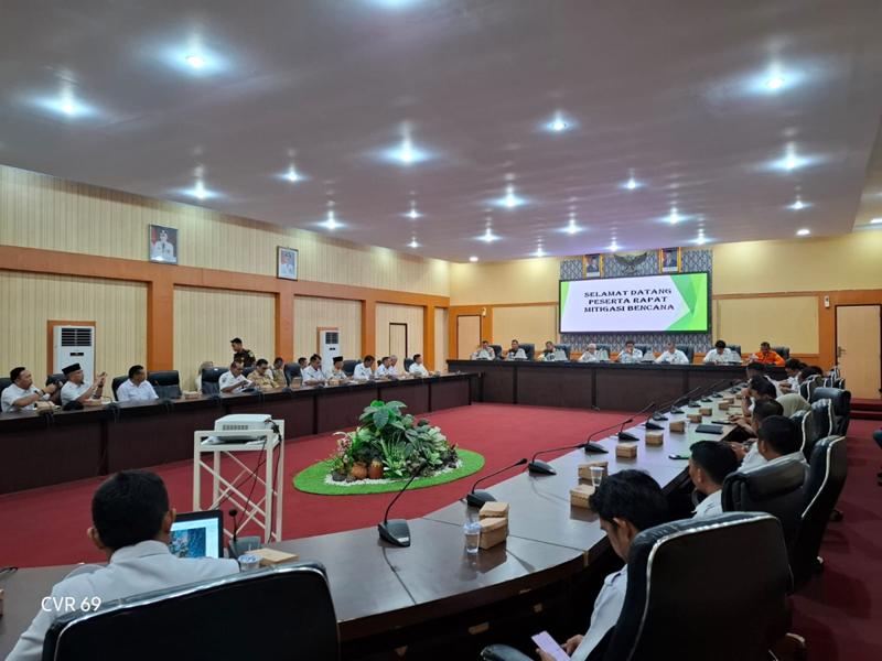 Bersama Unsur Forkopimda, Bupati dan Wabup Hadiri Rapat Mitigasi Bencana Copy Copy