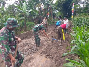 Satgas TMMD Ke 124 Kodim 1410/Bantaeng Bersama Warga Gotong Royong Lakukan Perbaikan Jalan