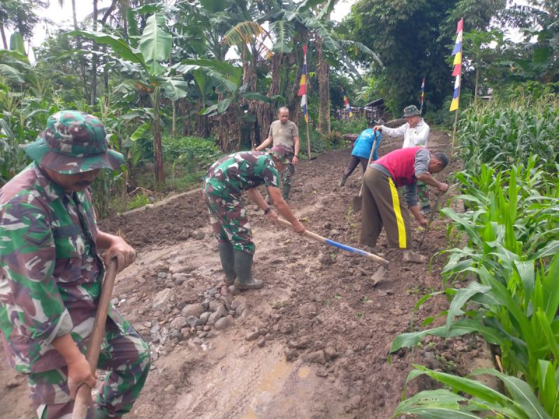 Satgas TMMD Ke 124 Kodim 1410/Bantaeng Bersama Warga Gotong Royong Lakukan Perbaikan Jalan