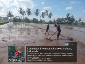 Babinsa Bantu Warga Ratakan Tanah Sawah di Dusun Paccammi Desa Barua