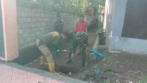 Babinsa Koramil 1410-03/Tompobulu Bersama Warga Melaksanakan Karya Bakti Bersihkan Saluran Air