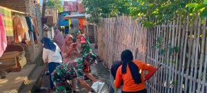 Jaga Kebersihan Lingkungan Para Babinsa Koramil 1410-01/Bissappu Ajak Warga Karya Bakti