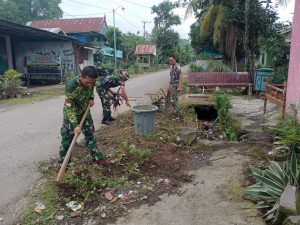 Wujudkan Lingkungan Bersih, Babinsa Koramil 1410-02/Eremerasa Laksanakan Kegiatan Kerja Bakti