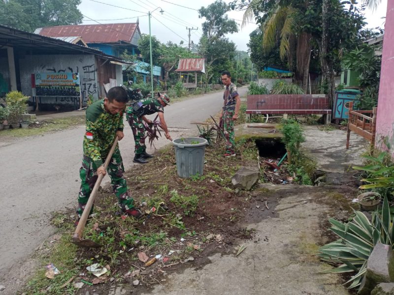 Wujudkan Lingkungan Bersih, Babinsa Koramil 1410-02/Eremerasa Laksanakan Kegiatan Kerja Bakti