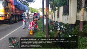 Babinsa Bersama Masyarakat Laksanakan Karya Bakti di Depan Kantor Camat Bissappu