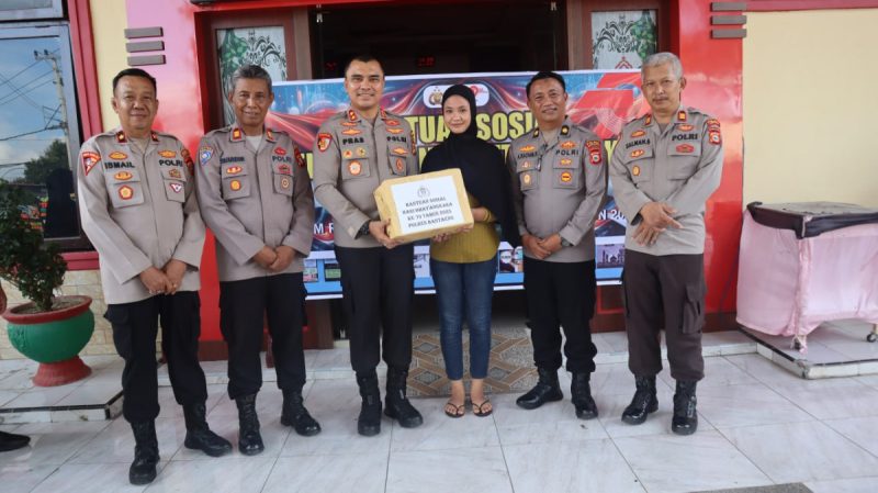 Rangkaian HUT Bhayangkara ke 79, Polres Bantaeng Berbagi Sembako
