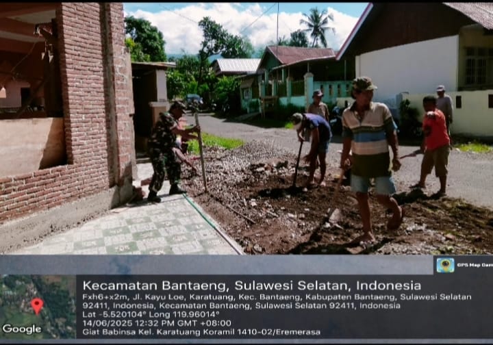 Babinsa Karatuang Bersama Warga Laksanakan Pembenahan Pelataran Masjid