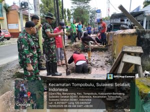 Babinsa Kelurahan Banyorang Bersama Warga Laksanakan Karya Bakti Pembersihan Selokan