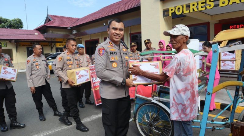 Hari Bhayangkara Ke 79, Polres Bantaeng Salurkan Bansos Paket Sembako