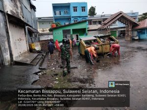 Di Tengah Guyuran Hujan, Babinsa Bonto Atu Laksanakan Karya Bakti Bersihkan Got dan Angkut Sampah di Terminal Pasar Baru