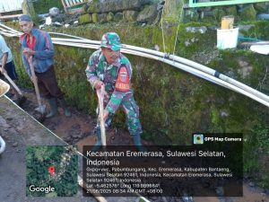 Babinsa Pabumbungan Koramil 1410-02/ Eremerasa Laksanakan Kerja Bakti Bersama Warga