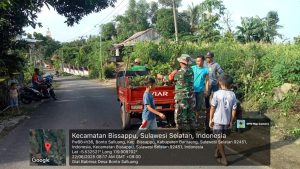 Babinsa Bersama Warga Laksanakan Karya Bakti Pemangkasan Pohon di Desa Salluang