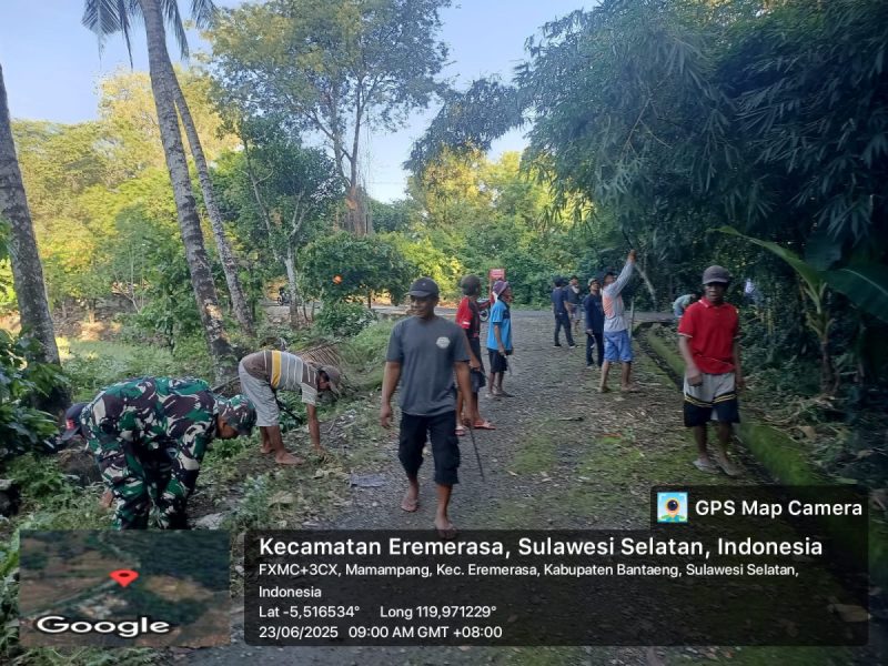 Babinsa Mamampang  Laksanakan Karya Bakti Bersama Warga di Dusun Parope
