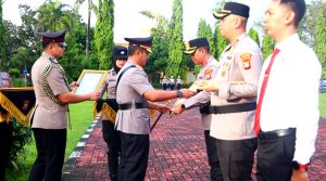 Kapolda Sulsel Beri Penghargaan Kepada 137 Personel dan 10 Personel Dihukum PTDH