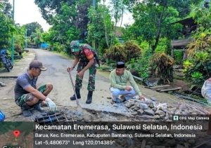 Babinsa Koramil 1410-02/Eremerasa Laksanakan Karya Bakti Bersama Warga di Wilayah Binaan