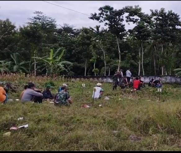 Babinsa Koramil 1410-03/Tompobulu Bersama Masyarakat Karya Bakti Dalam Pembersihan Lingkungan