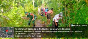 Babinsa Koramil 1410-01/Bissappu Bersama Warga Laksanakan Karya Bakti Pembersihan Jalan Tani