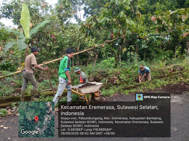 Babinsa Pa’bumbungan Bersama Warga Gelar Kerja Bakti di Dusun Sarrea