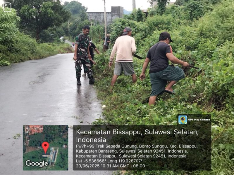 Babinsa Bonto Sunggu Gelar Karya Bakti Bersama Warga di Sepanjang Jalan Lingkar Sasayya