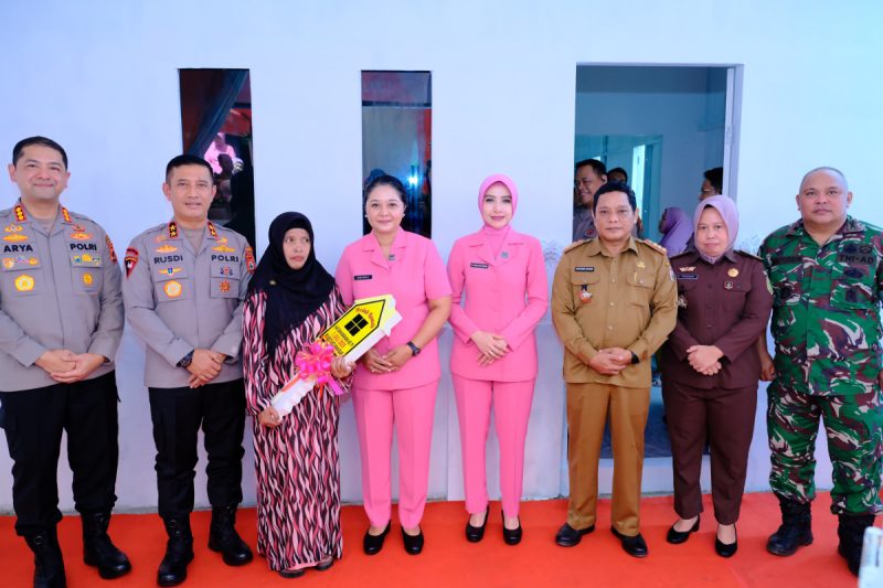 Sambut HUT Bhayangkara ke-79, Kapolda Sulsel Serahkan Bantuan Bedah Rumah di Makassar
