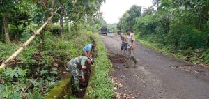 Babinsa Koramil 1410-01/Bissappu Bersama Warga Gelar Karya Bakti Bersihkan Jalan dan Saluran Air