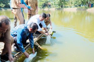 Bupati Bantaeng Uji Nurdin Lepas 25 Ribu Benih Ikan Bandeng di Empang Pantai Marina