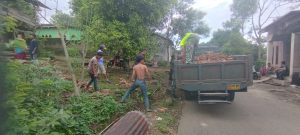 Babinsa Koramil 1410-02/Eremerasa Bersama Warga Gelar Karya Bakti Pembersihan Lingkungan