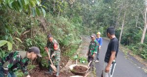 Wujudkan Hidup Sehat, Babinsa Koramil 1410-02/Eremerasa Bersama Warga Bersihkan Parit