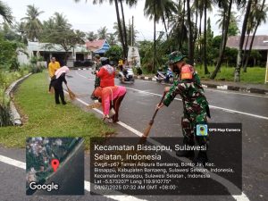 Sertu Supriyadi Babinsa Bonto Jai Bersama Warga Gelar Kerja Bakti di Jalan Masuk Pelabuhan Mattoanging