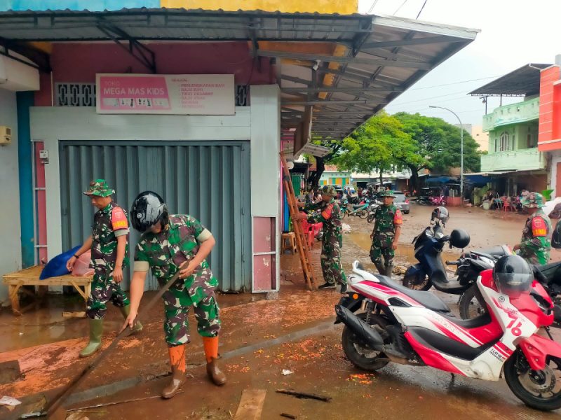 Babinsa Kodim 1410/Bantaeng Melaksanakan Pemulihan Pasca Surutnya Air Banjir