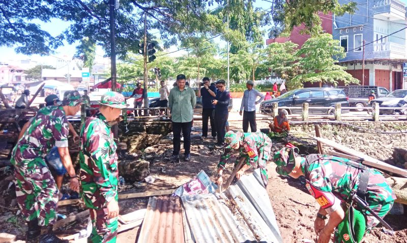 Personel Kodim 1410/Bantaeng Laksanakan Karya Bakti Pasca Banjir Bersama Pemda dan Masyarakat
