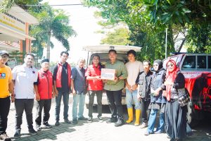 Usai Pantau Kerja Bakti, Bupati Bantaeng Terima Bantuan Sembako dari Baguna PDI-P Sulsel