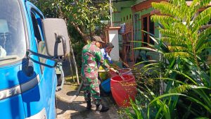 Personel Kodim 1410/Bantaeng Bantu Distribusi Air Bersih Pasca Banjir