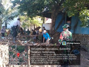 TNI-Polri dan Warga Gelar Karya Bakti Pasca Banjir di Bonto Rita