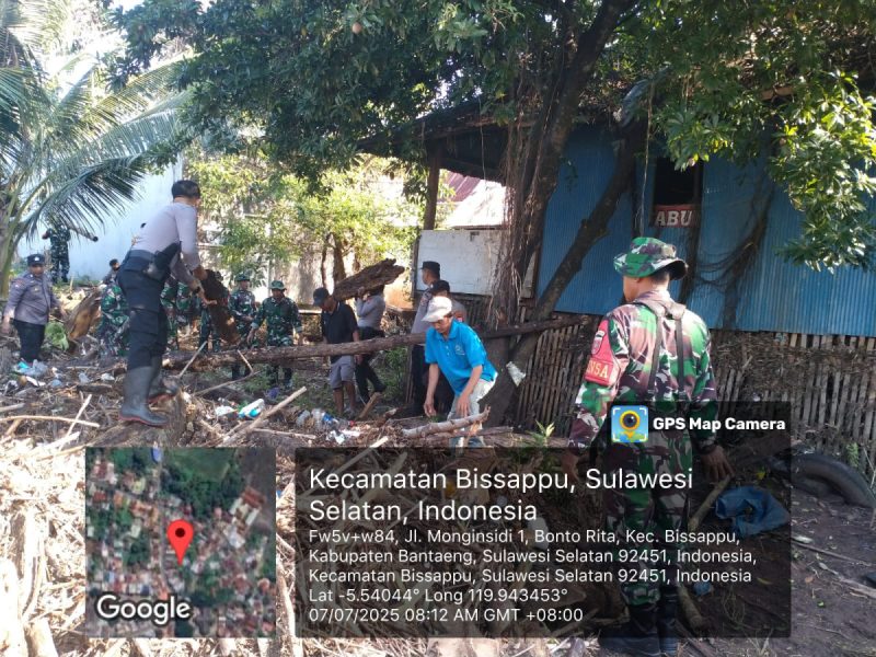TNI-Polri dan Warga Gelar Karya Bakti Pasca Banjir di Bonto Rita