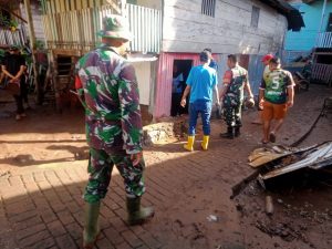 Babinsa Koramil 1410-02/Eremerasa Bersama Warga Karya Bakti Bersihkan Lingkungan di Wilayah Binaan