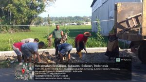 Babinsa Kelurahan Bonto Lebang Laksanakan Karya Bakti Bersama Warga Bersihkan Selokan dan Bahu Jalan