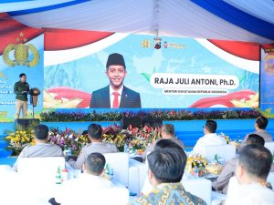 Menhut Serahkan SK Perhutanan Sosial Kepada Kelompok Tani
