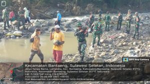 Karya Bakti TNI, Personel Kodim 1410/Bantaeng dan Masyarakat Pasorongi Bangun Tanggul Sungai Pasca Banjir