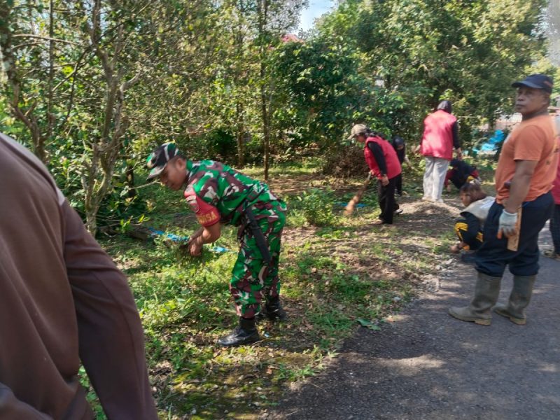 Babinsa Koramil 1410-03/Tompobulu bersama Mahasiswa KKN Unhas dan Warga Lakukan Karya Bakti Pembersihan Lingkungan