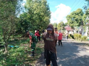 Babinsa Koramil 1410-03/Tompobulu Bersama Warga Laksanakan Karya Bakti Pembersihan Bahu Jalan