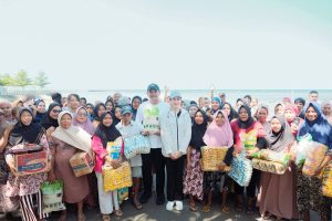 Bupati Bantaeng Uji Nurdin Beri Bantuan Sembako ke Ratusan Petani Rumput Laut di Mattoanging