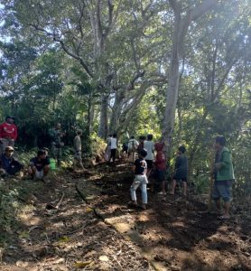 Babinsa Koramil 1410-02/Eremerasa dan Warga Karya Bakti Perbaiki Jalan Tani