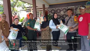 Babinsa Bonto Lebang Dampingi Penyaluran Bantuan Beras dari Kemensos untuk Warga