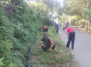 Babinsa Koramil 1410-03/Tompobulu bersama Mahasiswa KKN Unhas dan Warga, Laksanakan Karya Bakti
